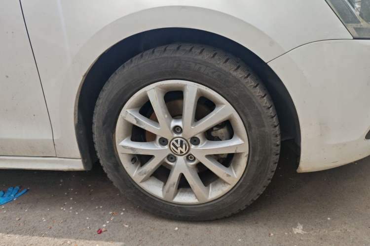 Used Volkswagen Sagitar 2012 1.6L Automatic Comfort Edition Right Front Wheel Hub