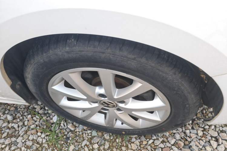 Used Volkswagen Sagitar 2012 1.6L Automatic Comfort Edition Right Front Wheel Hub