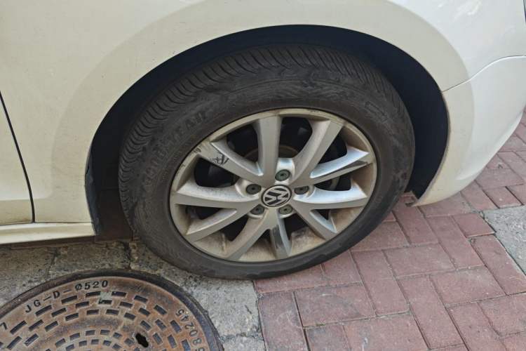 Used Volkswagen Sagitar 2012 1.6L Automatic Comfort Edition Right Front Wheel Hub