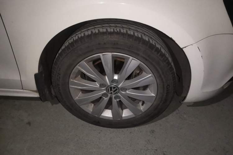 Used Volkswagen Sagitar 2012 1.4TSI Automatic Luxury Edition Right Front Wheel Hub
