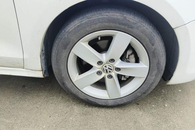 Used Volkswagen Sagitar 2012 1.4TSI Automatic Fashion Edition Right Front Wheel Hub