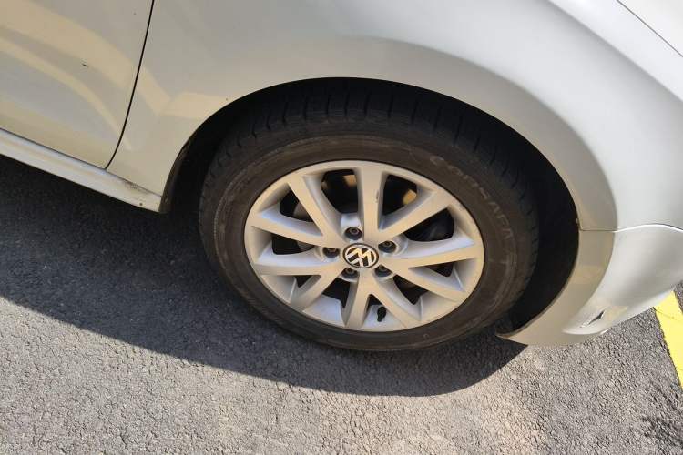 Used Volkswagen Sagitar 2012 1.4TSI Manual Luxury Model Right Front Wheel Hub