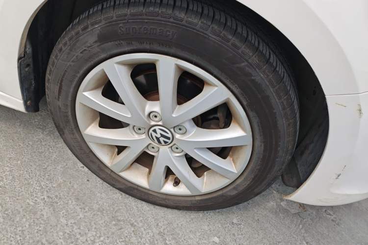 Used Volkswagen Sagitar 2012 1.6L Automatic Comfort Edition Right Front Wheel Hub