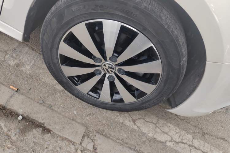 Used Volkswagen Sagitar 2012 1.4TSI Automatic Luxury Edition Right Front Wheel Hub