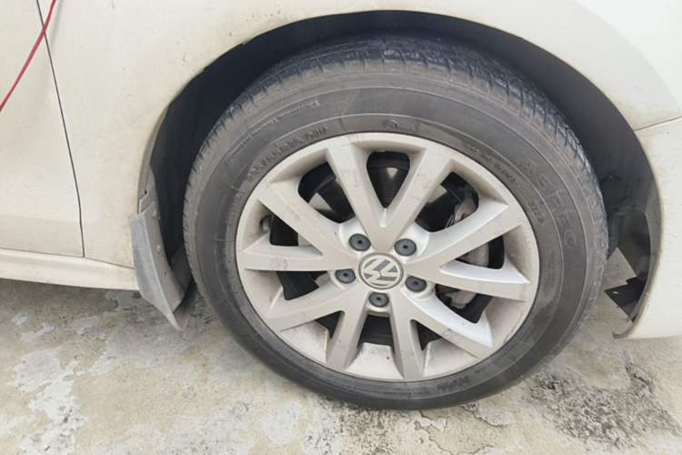 Used Volkswagen Sagitar 2012 1.4TSI Automatic Luxury Edition Right Front Wheel Hub