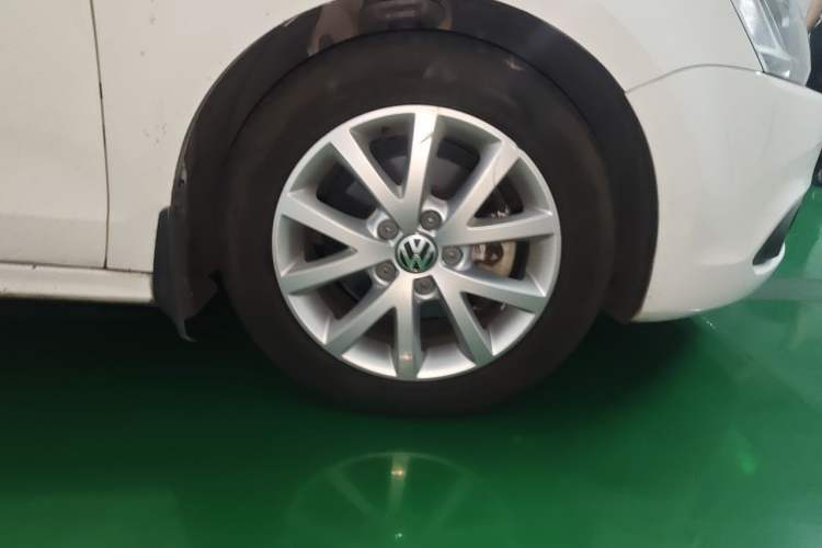 Used Volkswagen Sagitar 2012 1.6L Automatic Comfort Edition Right Front Wheel Hub