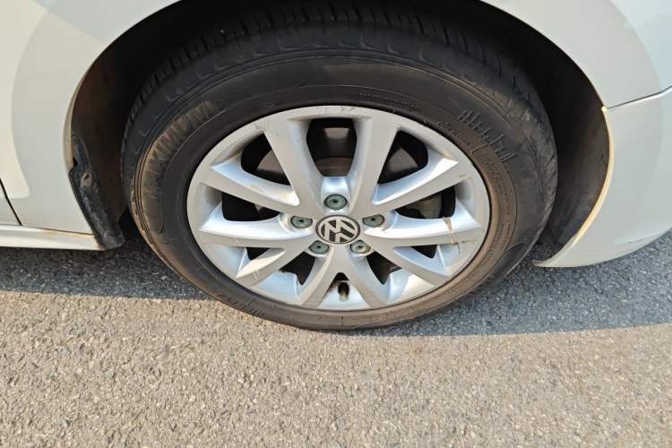 Used Volkswagen Sagitar 2012 1.6L Manual Comfort Model Right Front Wheel Hub