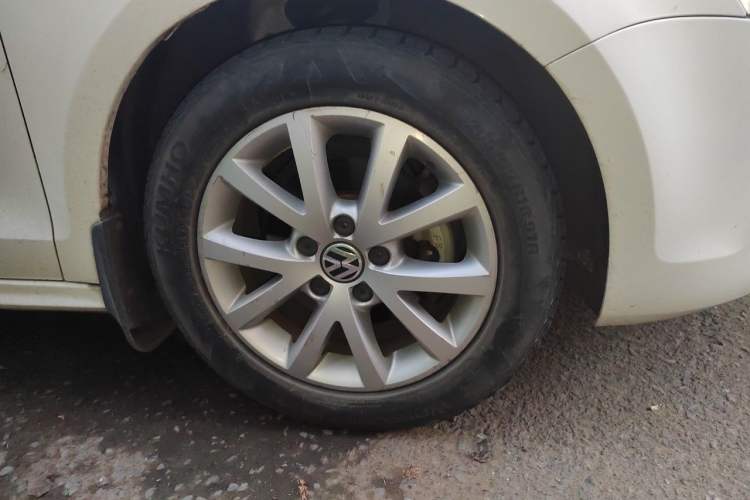 Used Volkswagen Sagitar 2012 1.6L Automatic Comfort Edition Right Front Wheel Hub