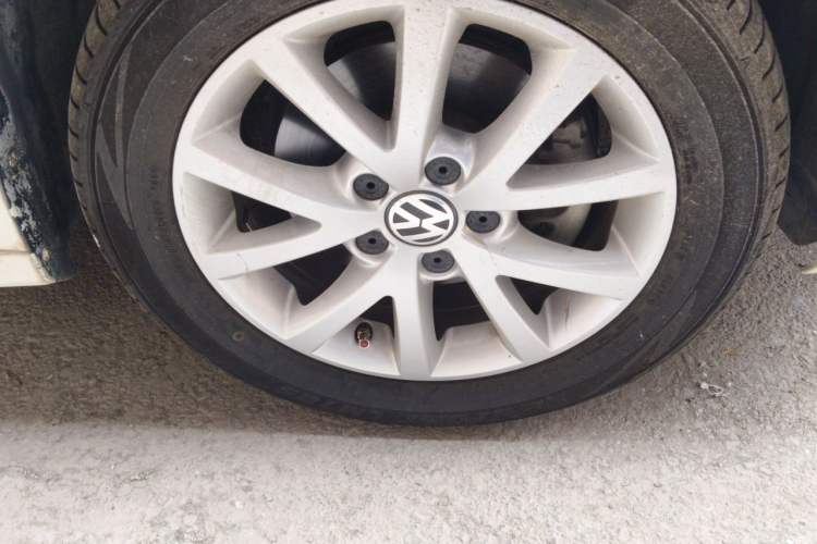 Used Volkswagen Sagitar 2012 1.4TSI Manual Luxury Model Right Front Wheel Hub