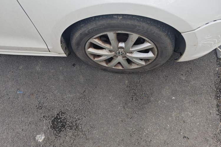Used Volkswagen Sagitar 2012 1.6L Manual Comfort Model Right Front Wheel Hub