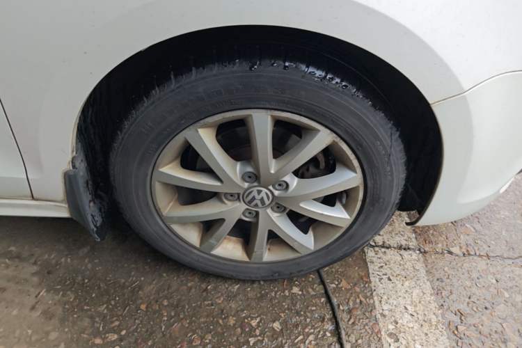 Used Volkswagen Sagitar 2012 1.6L Manual Comfort Model Right Front Wheel Hub