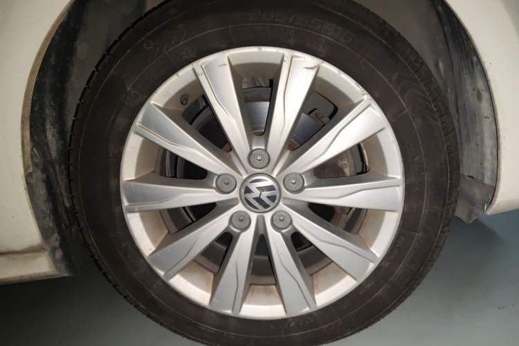 Used Volkswagen Sagitar 2012 1.6L Automatic Comfort Edition Right Front Wheel Hub