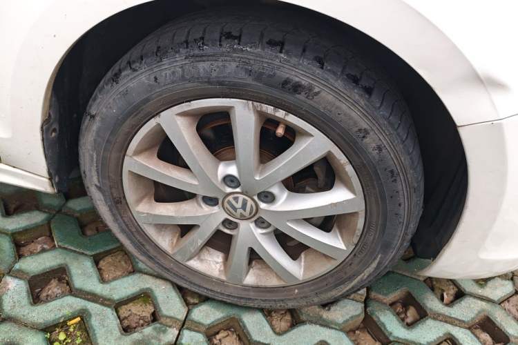 Used Volkswagen Sagitar 2012 1.6L Automatic Comfort Edition Right Front Wheel Hub