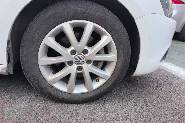 Used Volkswagen Sagitar 2012 1.4TSI Automatic Luxury Edition Right Front Wheel Hub