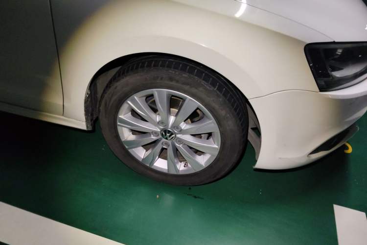 Used Volkswagen Sagitar 2012 1.6L Automatic Comfort Edition Right Front Wheel Hub