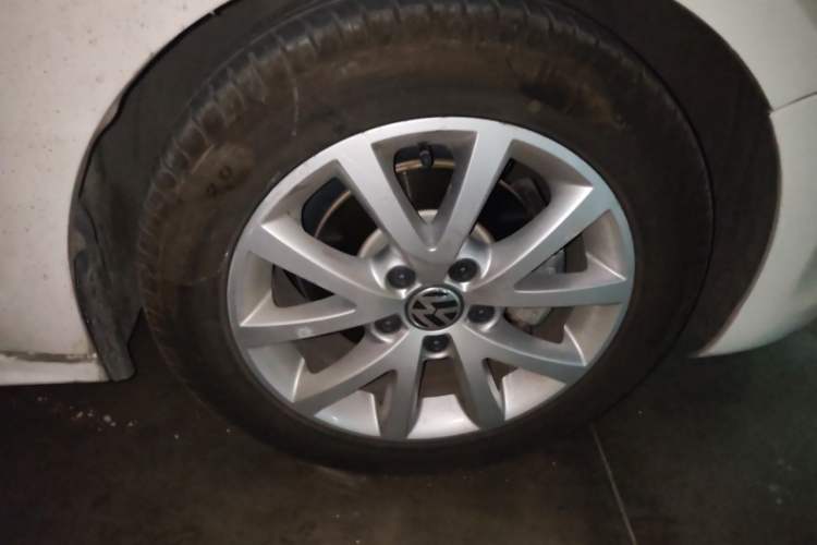 Used Volkswagen Sagitar 2012 1.6L Manual Comfort Model Right Front Wheel Hub