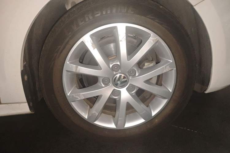 Used Volkswagen Sagitar 2012 1.6L Automatic Comfort Edition Right Front Wheel Hub