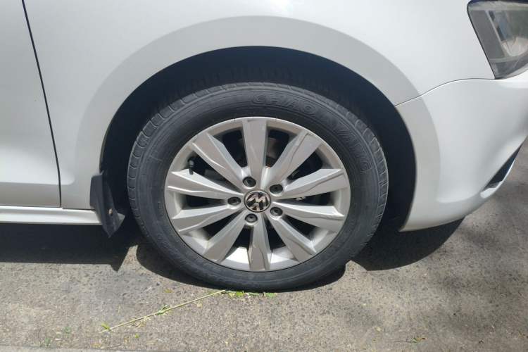 Used Volkswagen Sagitar 2012 1.6L Automatic Comfort Edition Right Front Wheel Hub