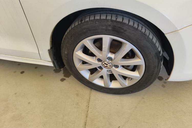 Used Volkswagen Sagitar 2012 1.6L Automatic Comfort Edition Right Front Wheel Hub