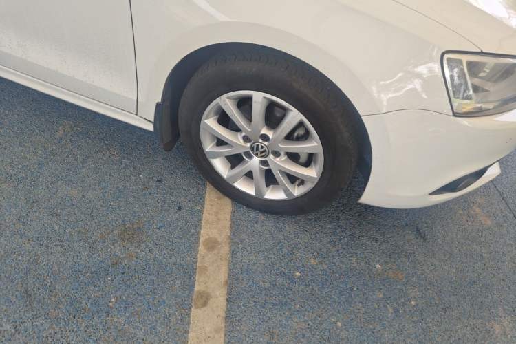 Used Volkswagen Sagitar 2012 1.4TSI Automatic Luxury Edition Right Front Wheel Hub