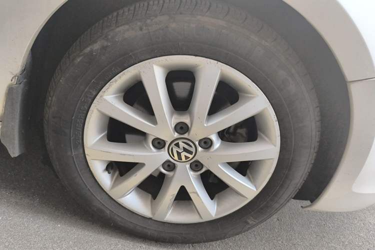 Used Volkswagen Sagitar 2012 1.4TSI Manual Luxury Model Right Front Wheel Hub
