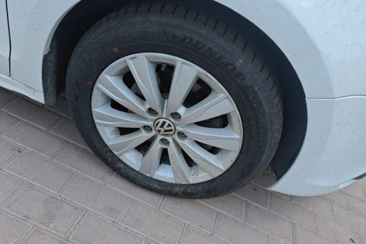 Used Volkswagen Sagitar 2012 1.4TSI Manual Luxury Model Right Front Wheel Hub