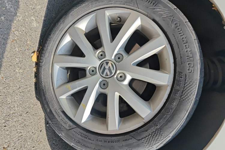 Used Volkswagen Sagitar 2012 1.4TSI Manual Luxury Model Right Front Wheel Hub