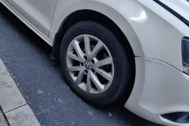 Used Volkswagen Sagitar 2012 1.6L Automatic Comfort Edition Right Front Wheel Hub