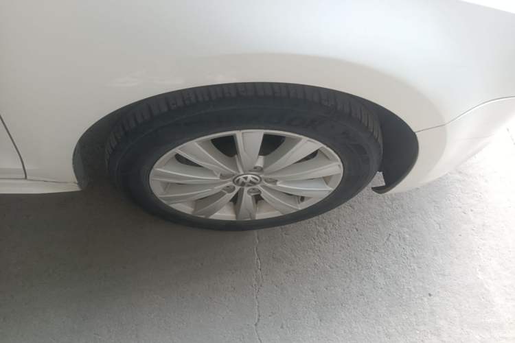 Used Volkswagen Sagitar 2012 1.4TSI Automatic Luxury Edition Right Front Wheel Hub