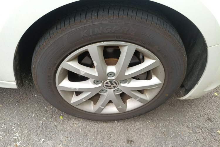 Used Volkswagen Sagitar 2012 1.6L Automatic Comfort Edition Right Front Wheel Hub