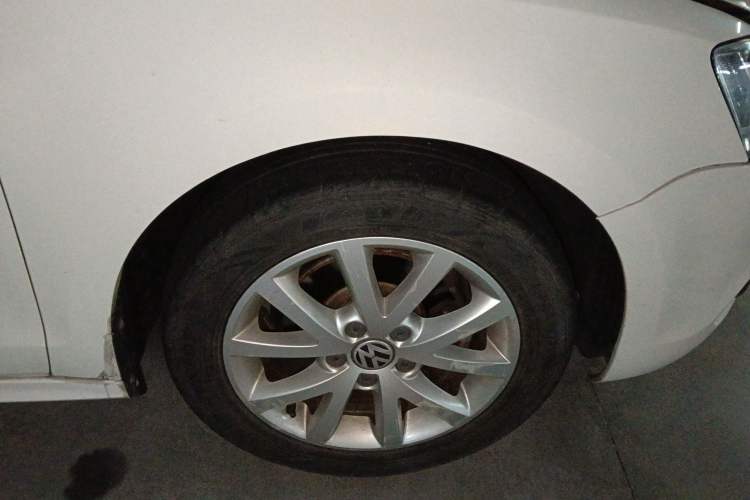Used Volkswagen Sagitar 2012 1.6L Automatic Comfort Edition Right Front Wheel Hub