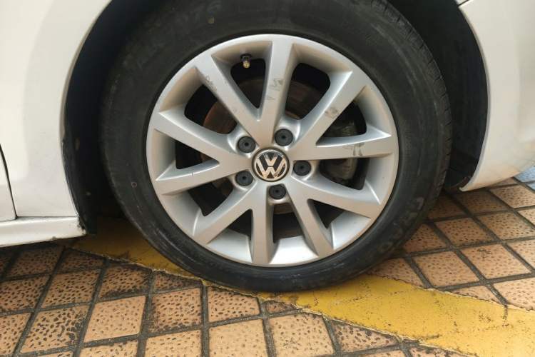 Used Volkswagen Sagitar 2012 1.6L Automatic Comfort Edition Right Front Wheel Hub