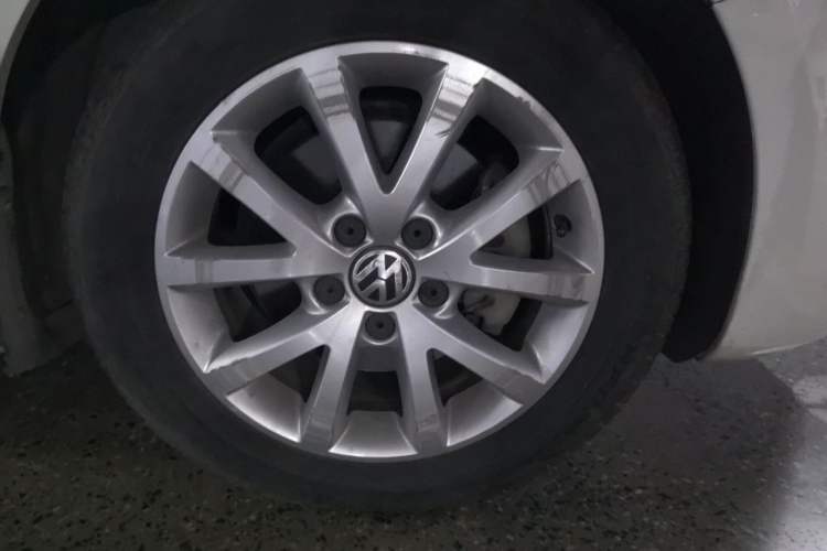 Used Volkswagen Sagitar 2012 1.4TSI Manual Luxury Model Right Front Wheel Hub