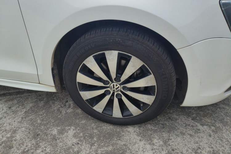 Used Volkswagen Sagitar 2012 1.8TSI Automatic Flagship Edition Right Front Wheel Hub