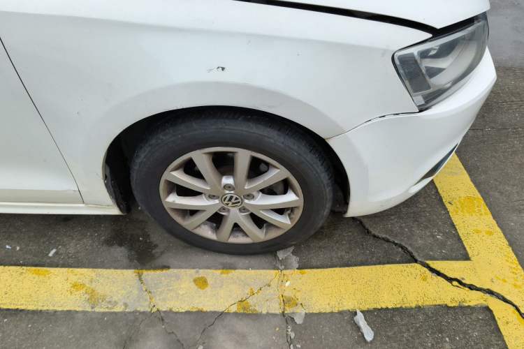 Used Volkswagen Sagitar 2012 1.6L Automatic Comfort Edition Right Front Wheel Hub