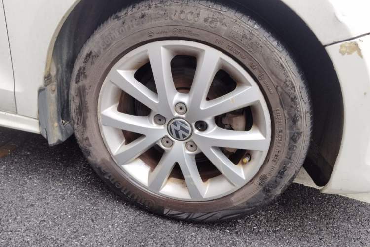 Used Volkswagen Sagitar 2012 1.6L Manual Comfort Model Right Front Wheel Hub