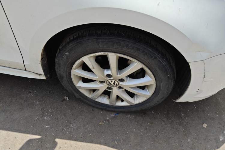 Used Volkswagen Sagitar 2012 1.4TSI Manual Luxury Model Right Front Wheel Hub