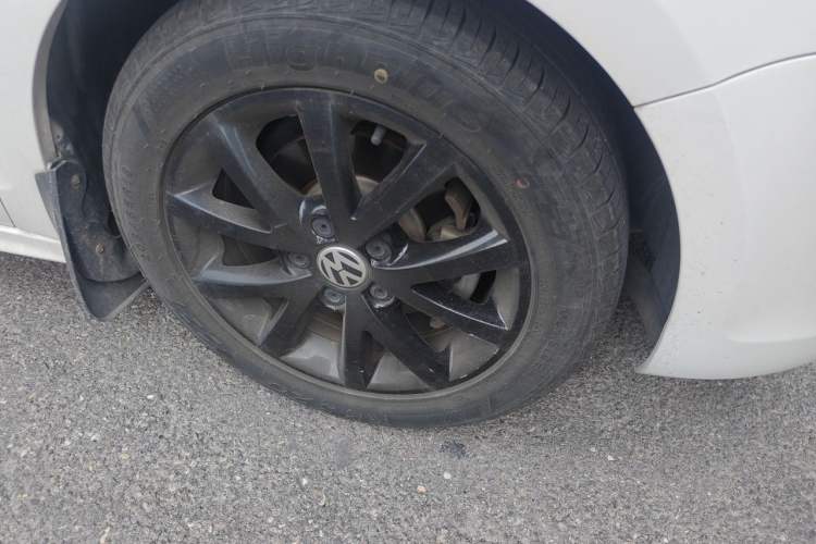Used Volkswagen Sagitar 2012 1.6L Automatic Comfort Edition Right Front Wheel Hub