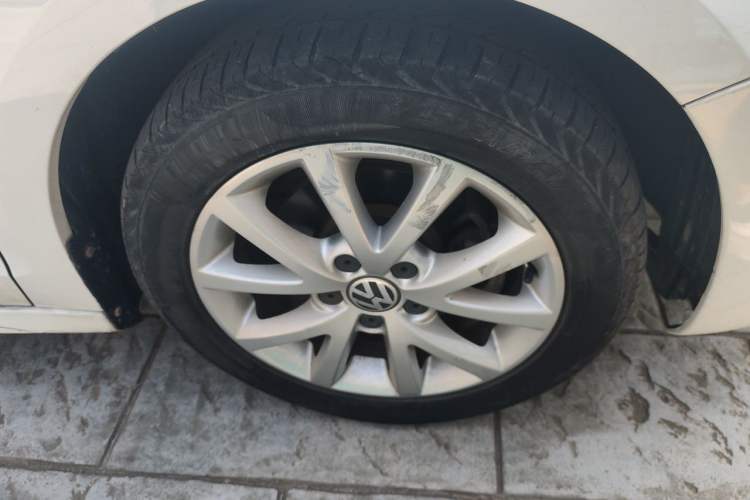 Used Volkswagen Sagitar 2012 1.6L Automatic Comfort Edition Right Front Wheel Hub