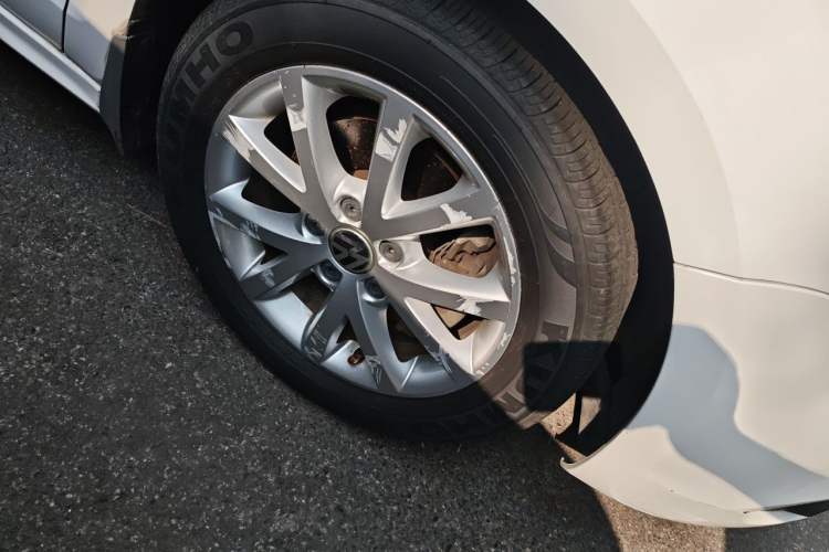 Used Volkswagen Sagitar 2012 1.4TSI Automatic Luxury Edition Right Front Wheel Hub