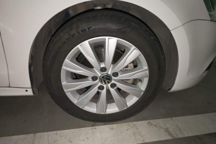 Used Volkswagen Sagitar 2012 1.4TSI Automatic Luxury Edition Right Front Wheel Hub