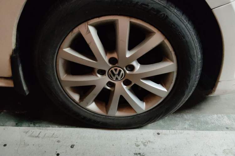 Used Volkswagen Sagitar 2012 1.4TSI Automatic Luxury Edition Right Front Wheel Hub