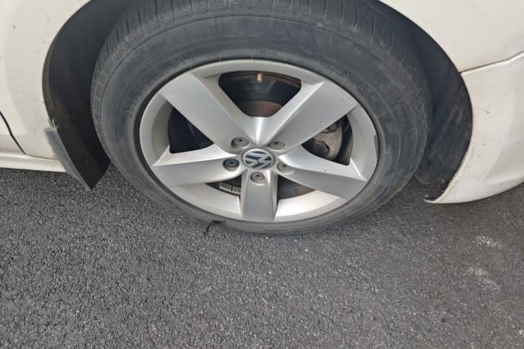 Used Volkswagen Sagitar 2012 1.6L Automatic Fashion Edition Right Front Wheel Hub