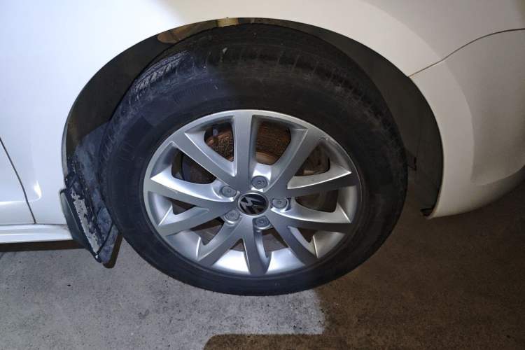 Used Volkswagen Sagitar 2012 1.6L Automatic Comfort Edition Right Front Wheel Hub