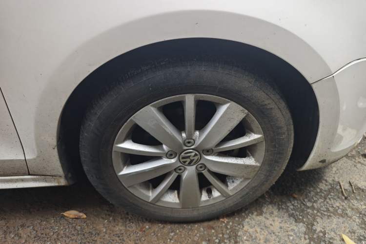 Used Volkswagen Sagitar 2012 1.6L Automatic Fashion Edition Right Front Wheel Hub