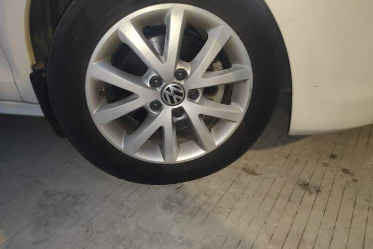 Used Volkswagen Sagitar 2012 1.4TSI Automatic Luxury Edition Right Front Wheel Hub