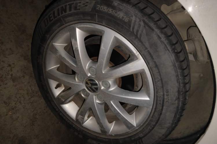 Used Volkswagen Sagitar 2012 1.6L Automatic Comfort Edition Right Front Wheel Hub