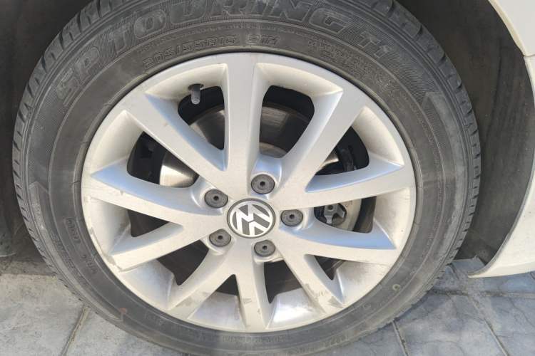 Used Volkswagen Sagitar 2012 1.6L Manual Comfort Model Right Front Wheel Hub