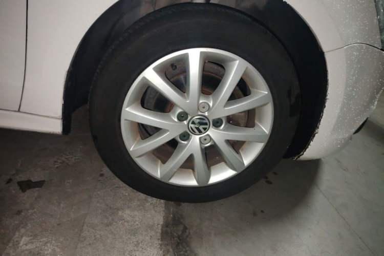 Used Volkswagen Sagitar 2012 1.6L Automatic Comfort Edition Right Front Wheel Hub