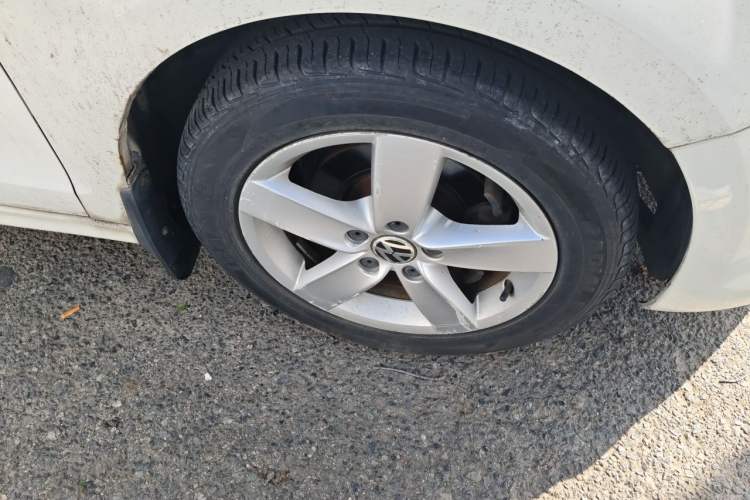Used Volkswagen Sagitar 2012 1.6L Automatic Fashion Edition Right Front Wheel Hub
